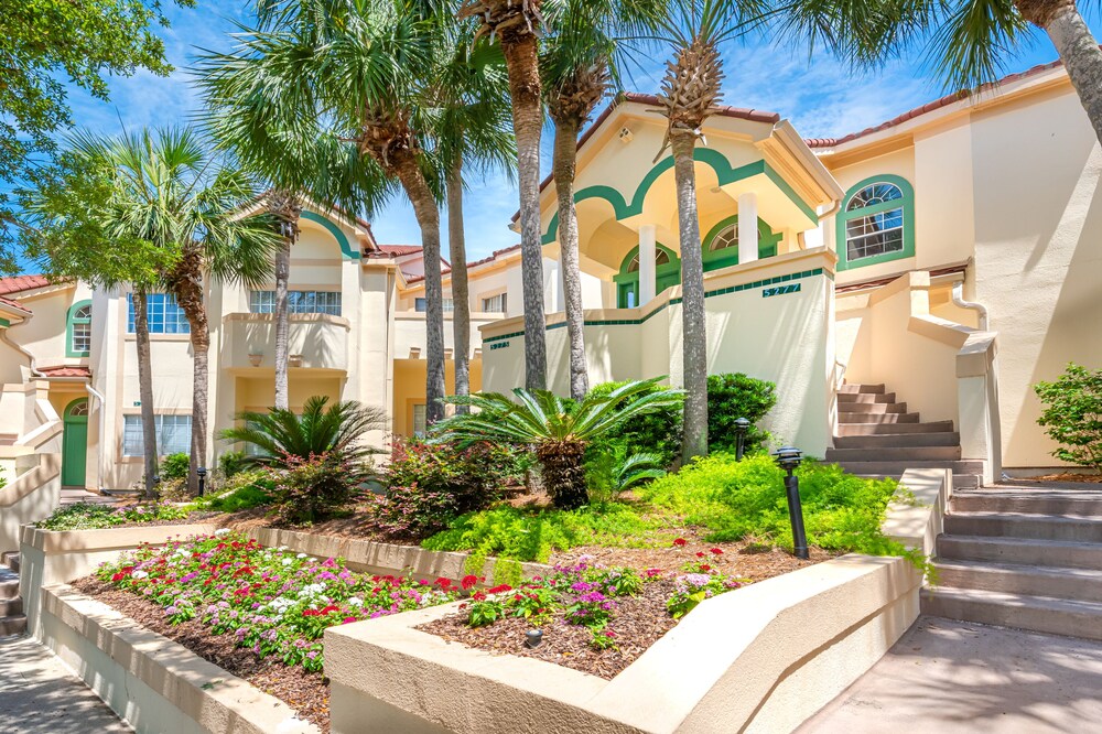 Walk to the Beach ~ Spacious Living Area ~ Screened Porch ~ Community Pool