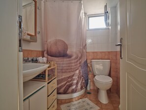 Chuveiro, secador de cabelo, toalhas de banho, sabonete