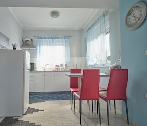 Jääkaappi, kahvin-/teenkeitin, leivänpaahdin
