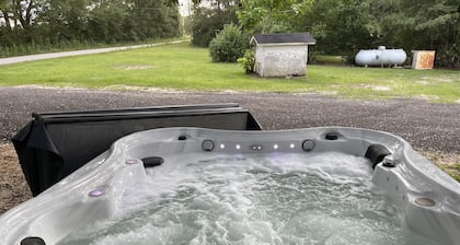 Farmhouse charm + Bunkhouse. Fishing. Hot tub. Outdoor TV.