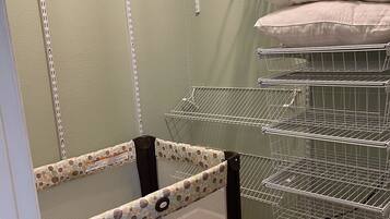 Badewanne, Haartrockner, Handtücher, Seife