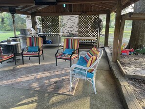 Property grounds - Farmhouse charm + Bunkhouse. Fishing. Hot tub. Outdoor TV. (Gulfport)