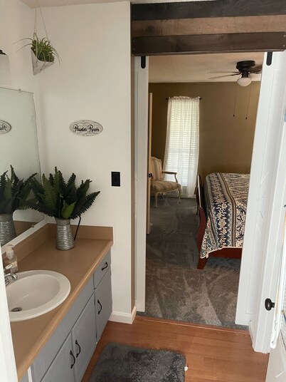 Farmhouse charm + Bunkhouse. Fishing. Hot tub. Outdoor TV.