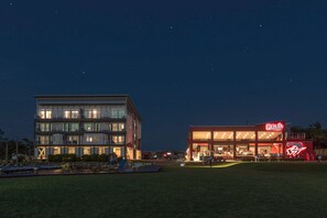 Exterior - 3-Bedroom, 2.5-Bathroom Penthouse Suite at REAL Watersports (Waves)