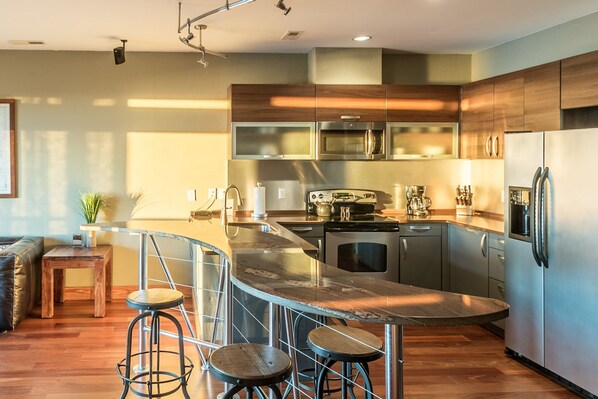 Refrigerador, microondas, horno y parrilla de estufa 