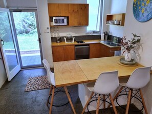 Een microgolfoven, een oven, een kookplaat, een broodrooster