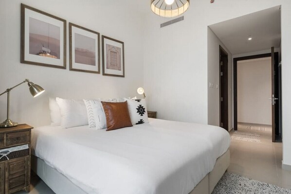 2 bedrooms, desk, iron/ironing board, WiFi