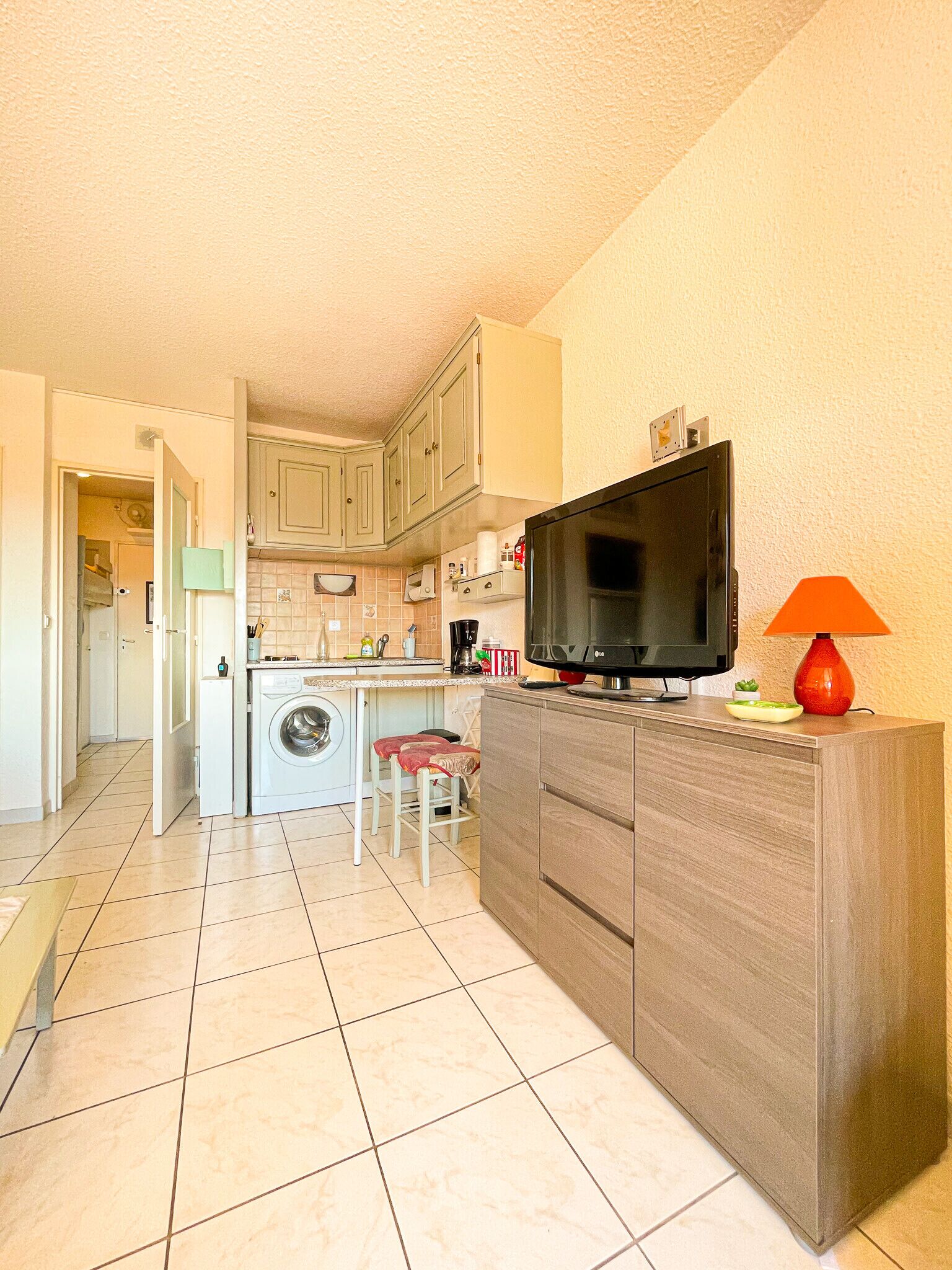 Bright Apt With Swimming Pool And Balcony.