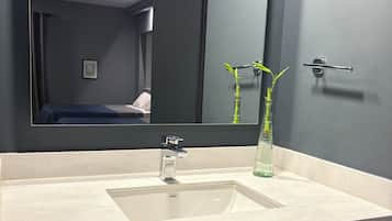 Quarto casal clássico, 2 camas de casal | Banheiro | Chuveiro/banheira combinados, chuveiro com efeito de chuva, sabonete