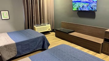 Quarto casal clássico, 2 camas de casal | Espaço de trabalho para notebook, Wi-Fi de cortesia, roupa de cama