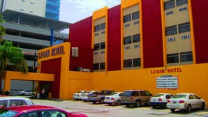 The exterior of Le-Gar Hotel with a parking lot in front. - Hotel Le-Gar (Monterrey)