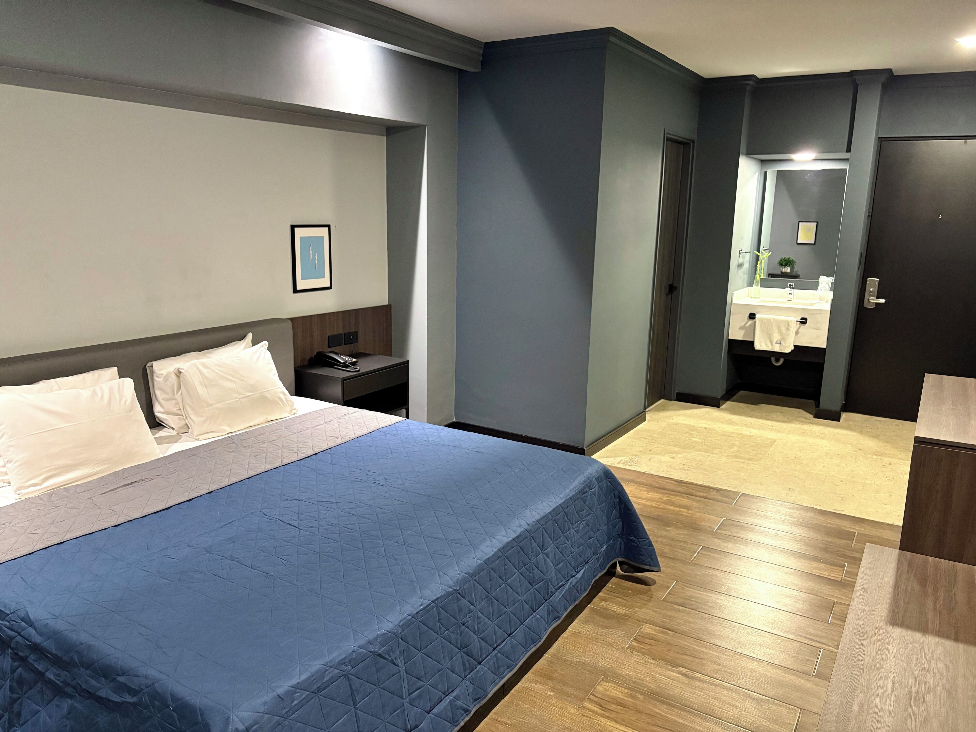 Habitación individual clásica, 1 cama de matrimonio grande | Espacio para trabajar con un portátil, wifi gratis, ropa de cama