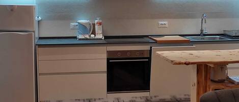 Refrigerador, microondas, horno, placa de cocina