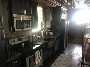 ثلاجة، ميكروويف، موقد طهي مسطح، غسالة أطباق