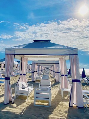 A beach canopy with white chairs and a clear sky. - Bimini Sky, Amazing views Optional Golf Cart 2/2 (Bimini)