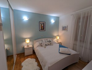 4 habitaciones, tabla de planchar con plancha y cuna de viaje 