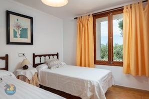 3 slaapkamers, een strijkplank/strijkijzer, gratis wifi, beddengoed