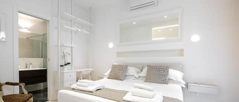 Deluxe Apartment | Premium bedding, down comforters, individually decorated