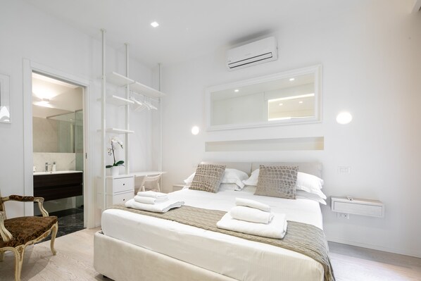 Apartamento luxo | Roupas de cama premium, edredons de pluma, individualmente decorados