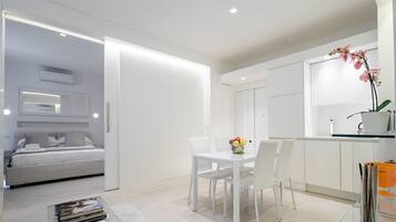 Apartamento Deluxe | Cocina básica privada | Frigorífico, placa de cocina, lavavajillas y molinillo de café