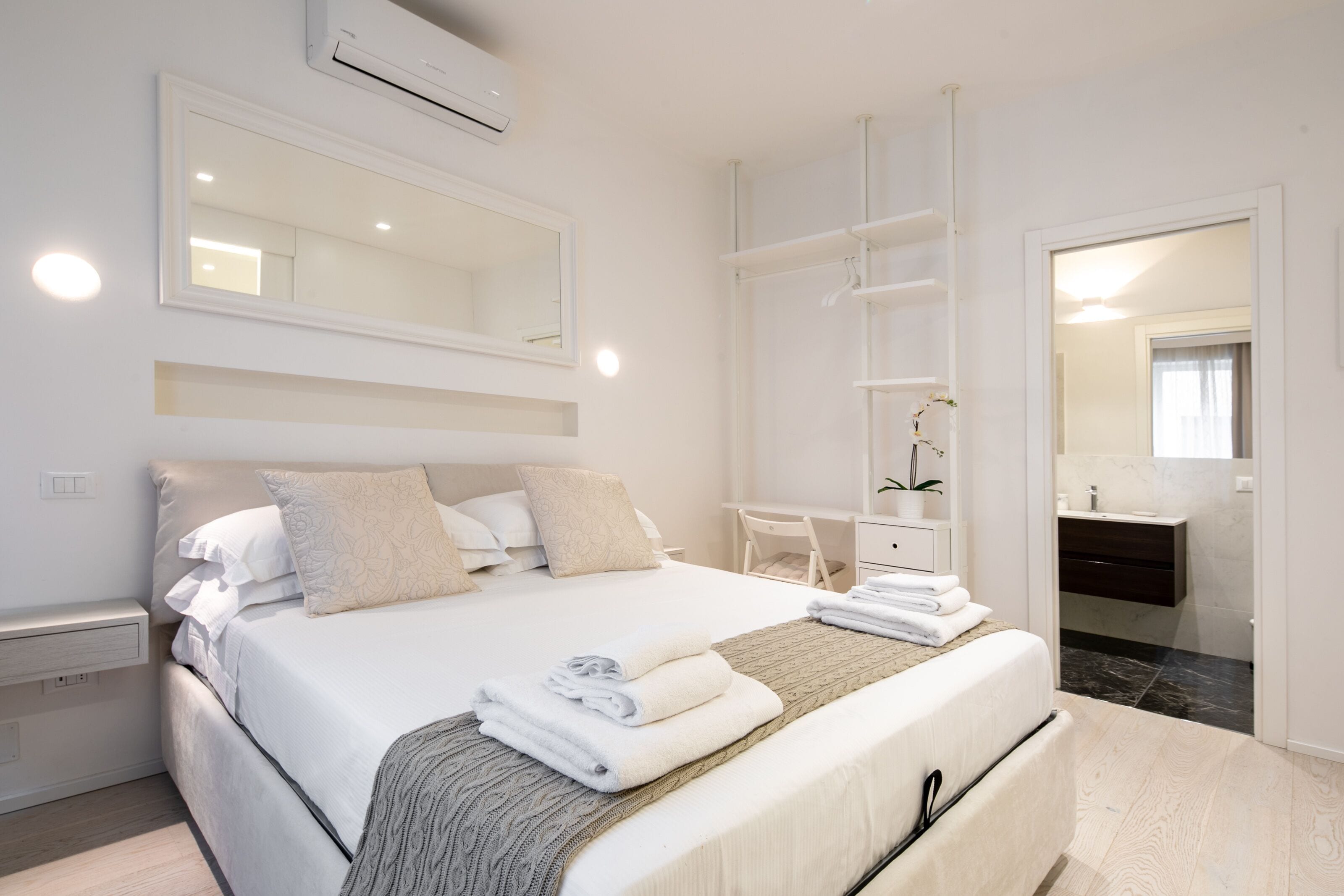 Apartamento Deluxe | Ropa de cama de alta calidad, edredones de plumas, decoración individual