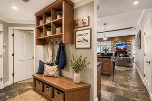 Interior - Deer Valley Condo 11B Hot Tub AC Prime Spot100 yard to the lift (Park City)