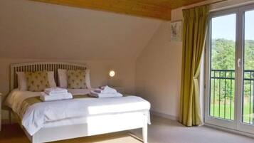 3 dormitorios, tabla de planchar con plancha, cuna de viaje