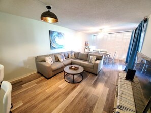 Apartamento, 2 habitaciones | Sala de estar | Una televisión