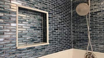 Condo, 2 Bedrooms | Bilik Mandi | Pengering rambut