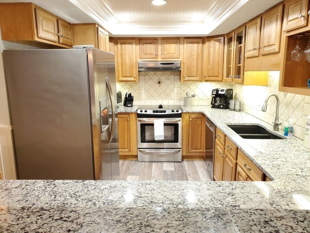Condo, 2 Bedrooms | Private kitchen | Microwave, dishwasher