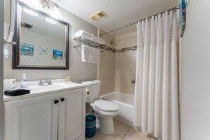 Un baño con lavamanos, inodoro y bañera.