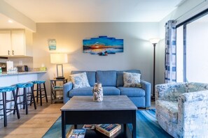 Condo, 2 chambres | Aire de séjour | Téléviseur