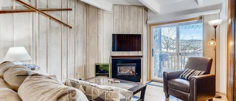 Kondominium, 2 kamar tidur | Ruang keluarga