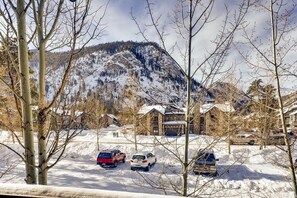 콘도, 침실 2개 | 주차