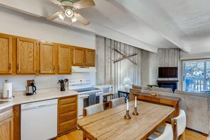 Condo, 2 Bedrooms | Dapur peribadi