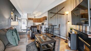 Condo, 2 habitaciones | Área de sala de estar