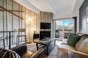 Condo, 2 Bedrooms | Living area