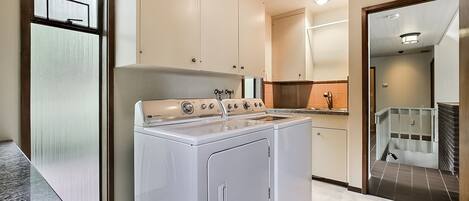 Rumah, 3 kamar tidur | Laundry