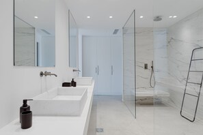 Luksus-villa - privat pool - havudsigt | Badeværelse | Bruser, miljøvenlige toiletartikler, hårtørrer, Sæbe