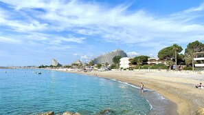 Na praia, toalhas de praia