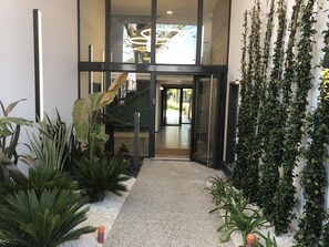 Exterior detail - 3P Vue spectaculaire les pieds dans l’eau (Villeneuve-Loubet)