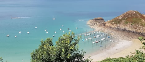 Una spiaggia nelle vicinanze