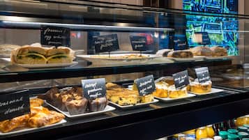 Daily cooked-to-order breakfast (USD 21.00 per person)