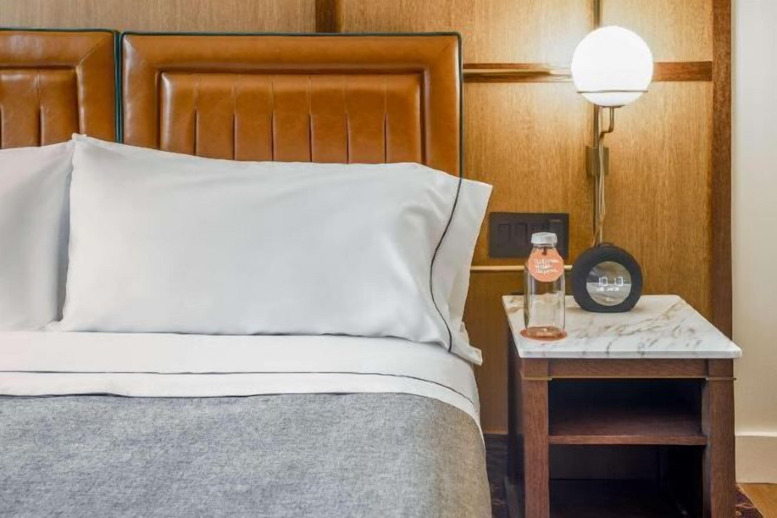 セーフティボックス (室内)、デスク、  ノートパソコン用作業スペース、遮光カーテン