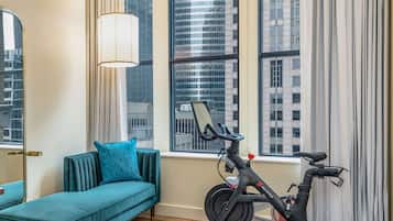 Rom, 1 kingsize-seng (Peloton Wellness Room) | Safe på rommet, skrivebord og skrivebord for bærbar PC