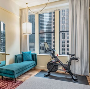 客房, 1 张特大床 (Peloton Wellness Room) | 客房内保险箱、办公桌、笔记本电脑工作区、遮光窗帘