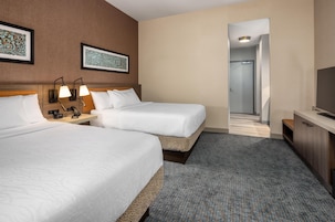 Quarto, 2 camas Queen, vista para a cidade | Cofres nos quartos, escrivaninha, espaço de trabalho para notebook