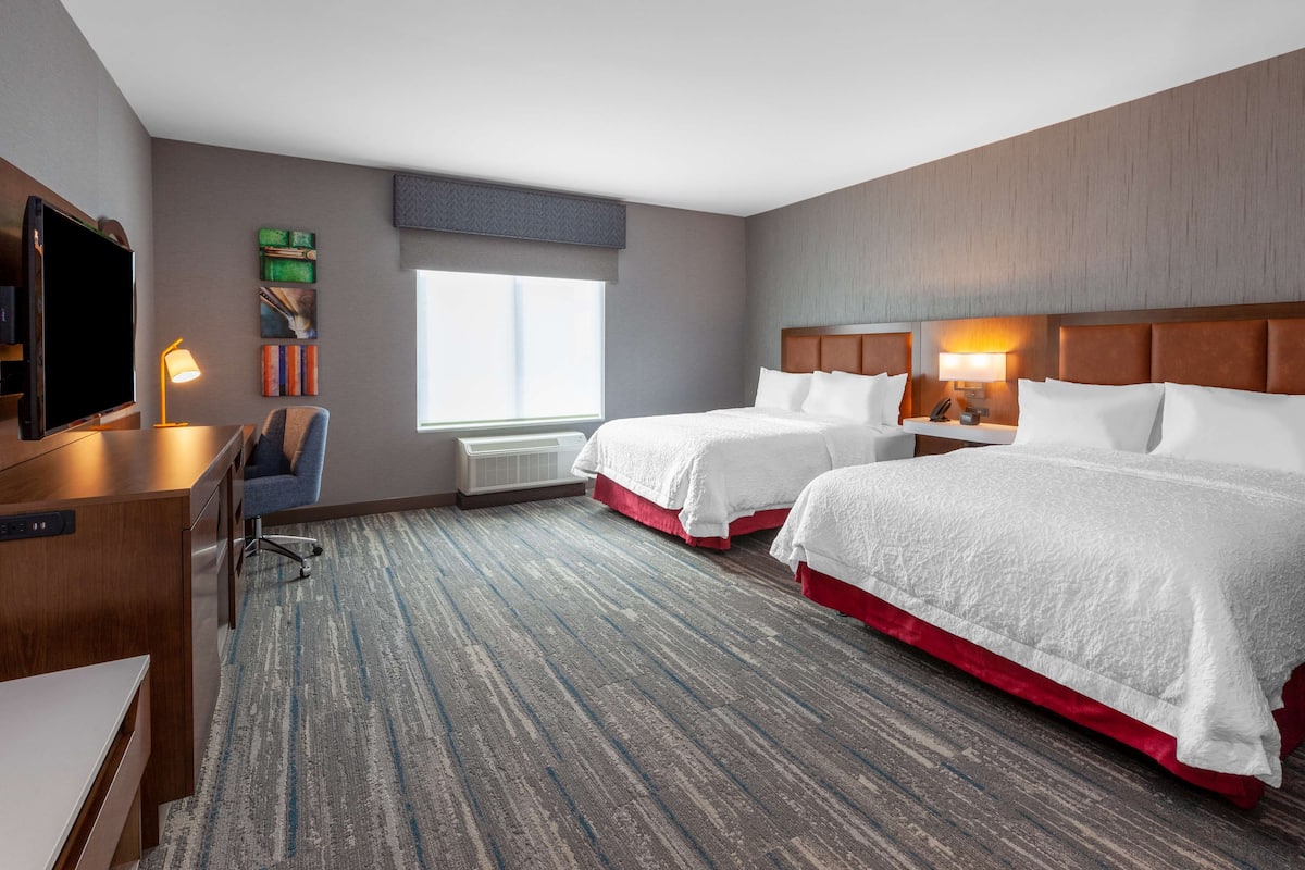 Room, 2 Katil Ratu (Queen), Accessible, Bathtub | Meja, Wi-fi percuma, cadar katil 
