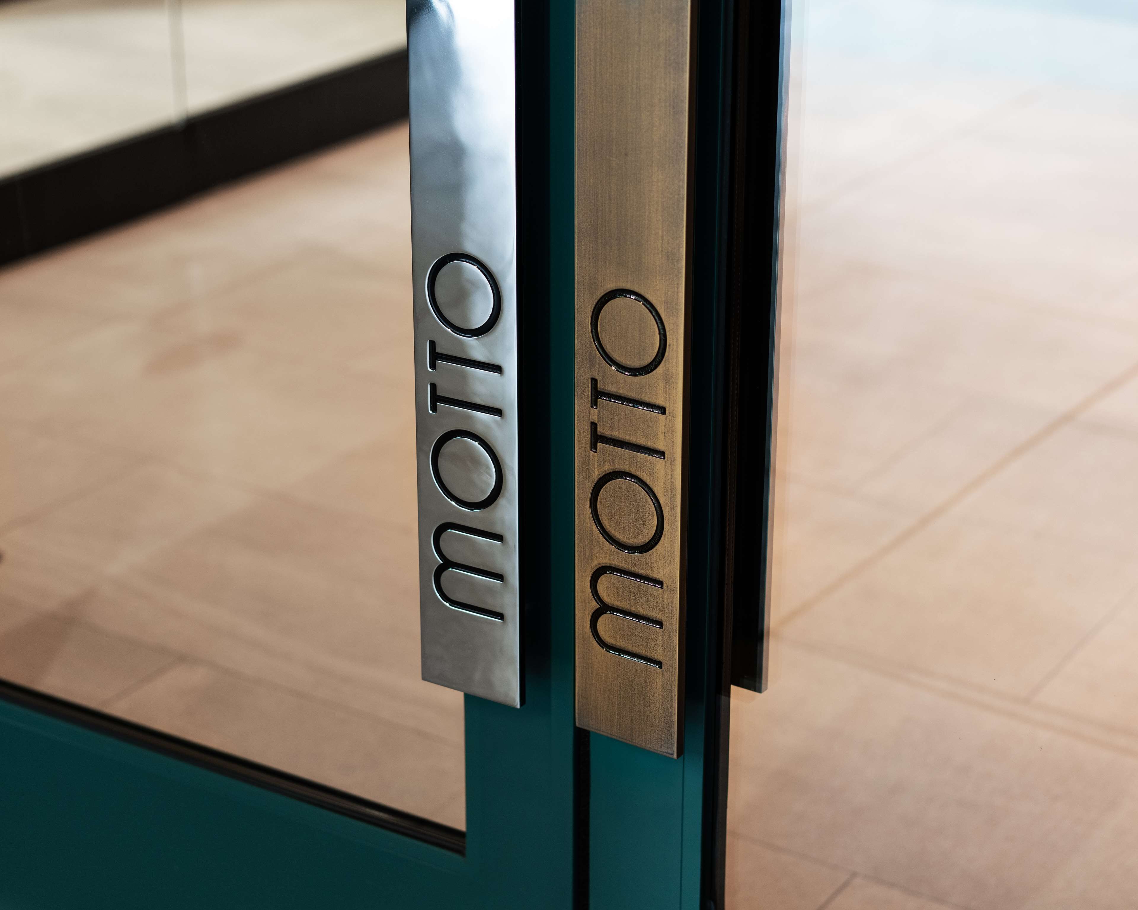 Een metalen bord met het woord 'moto' gegraveerd.
