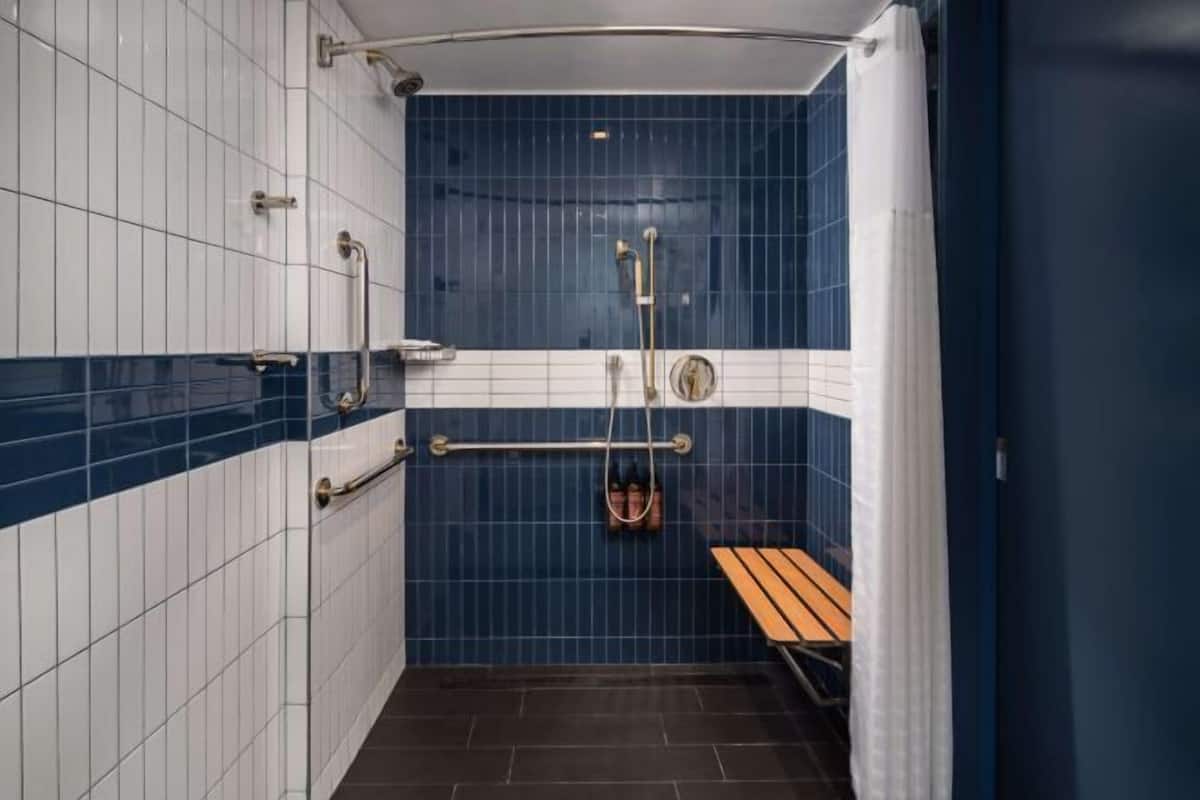 Regadera, amenidades de baño gratuitas, secadora de cabello, toallas
